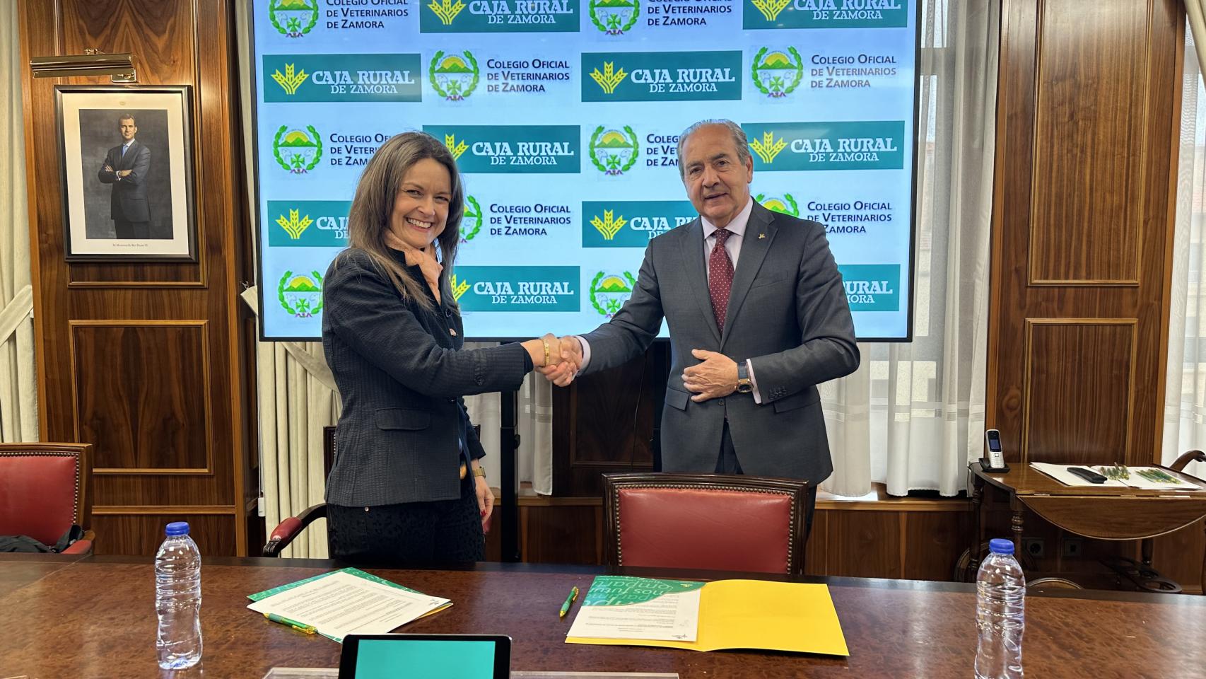 La presidenta del Ilustre Colegio Oficial de Veterinarios de Zamora, Elena Laguno, y el director general de Caja Rural de Zamora, Cipriano García