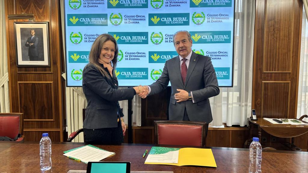 La presidenta del Ilustre Colegio Oficial de Veterinarios de Zamora, Elena Laguno, y el director general de Caja Rural de Zamora, Cipriano García