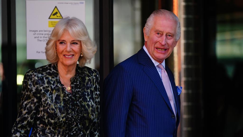 El rey Carlos III junto a su esposa, la reina consorte Camila, llegando al centro, este martes, 30 de abril.
