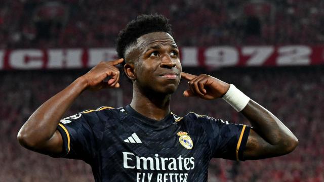 Vinicius hace un gesto tras marcar de penalti.