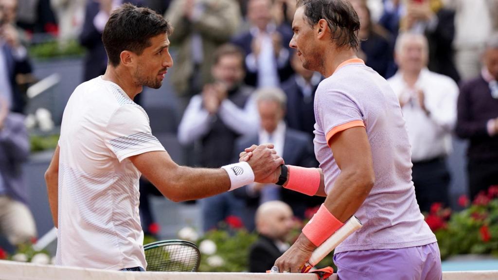 Rafa Nadal se saluda con Pedro Cachín tras vencerle en el Mutua Madrid Open