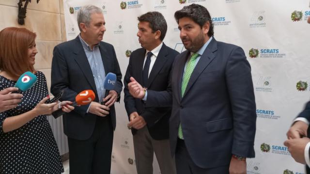 Fernando López Miras, presidente de la Región de Murcia, y Carlos Mazón, presidente de la Comunidad Valenciana, este martes, en el Casino de la capital del Segura donde se ha celebrado el acto del 45 aniversario del Trasvase Tajo-Segura.