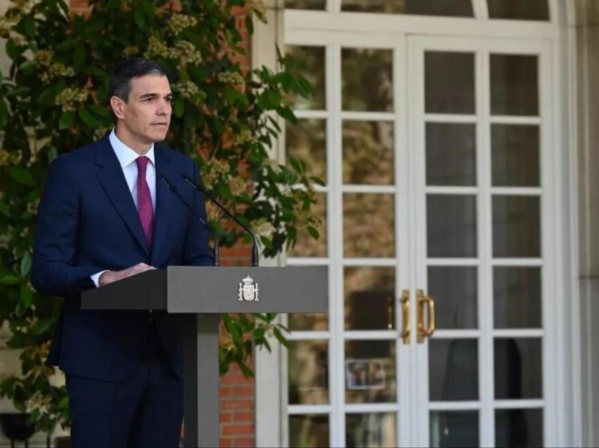 Pedro Sánchez, presidente del Gobierno, comparece en las escalinatas de Moncloa.