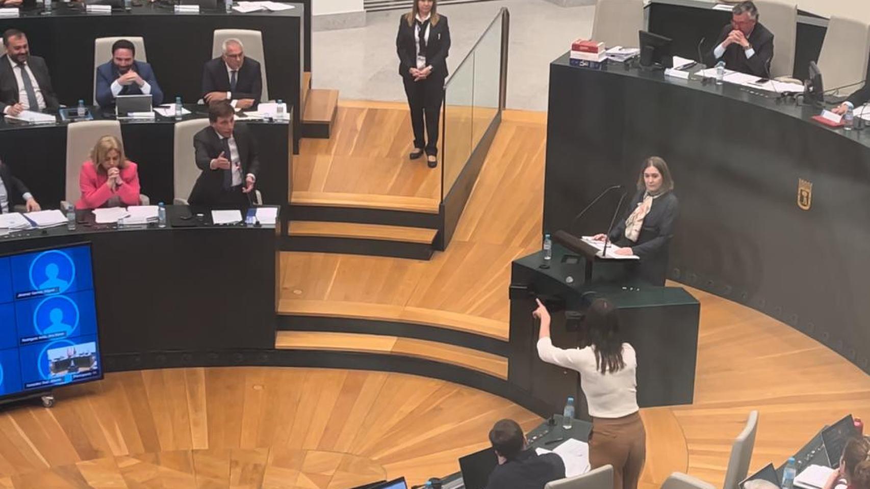 El alcalde de Madrid, Martínez-Almeida, y la líder de Más Madrid, Rita Maestre, durante su discusión en Cibeles.
