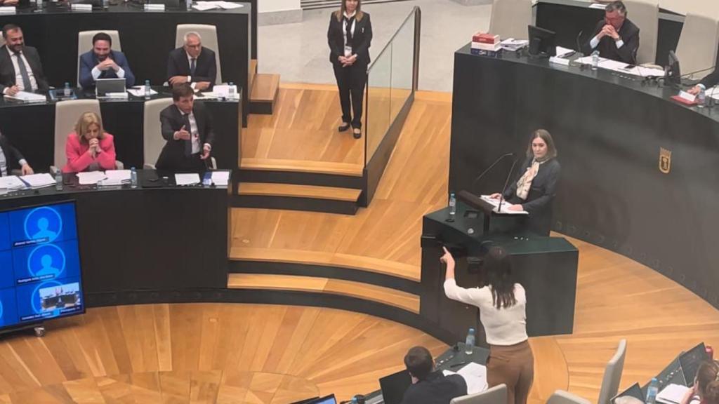 El alcalde de Madrid, Martínez-Almeida, y la líder de Más Madrid, Rita Maestre, durante su discusión en Cibeles.