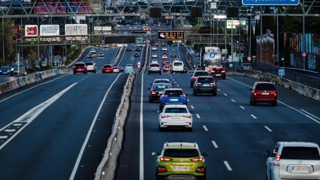 Varios vehículos en la carretera A-6 durante la operación retorno por Semana Santa, a 31 de marzo de 2024, en Madrid (España).