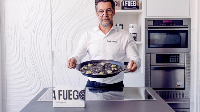 Quique Dacosta con una de las paellas de A Fuego.