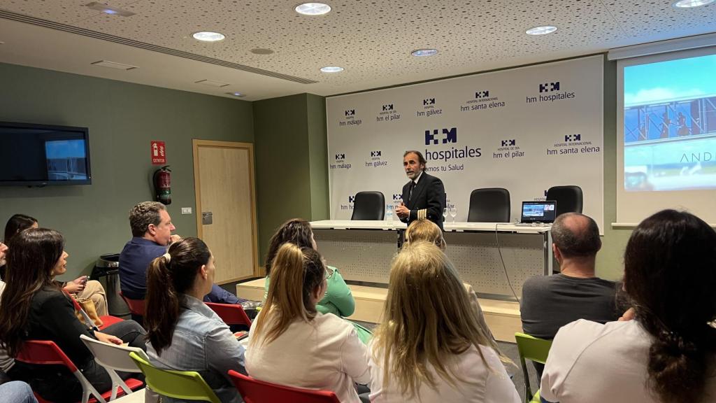 Andrés Olivares en un momento de la charla.