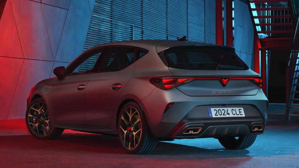 Ambos Cupra cuentan ahora con motores con mayor electrificación.