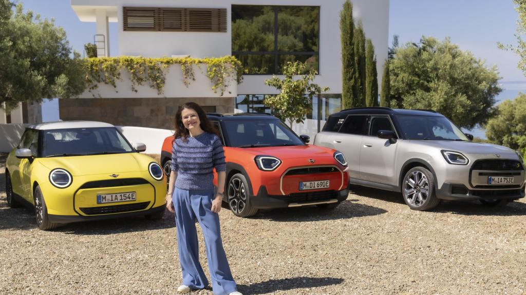 Stefanie Wurst, junto a la gama actual de Mini.