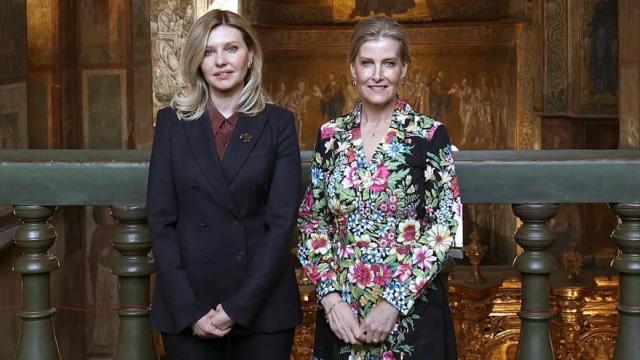 Posado de la duquesa y la primera dama de Ucrania.