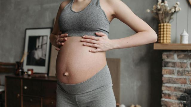 Embarazada practicando respiraciones