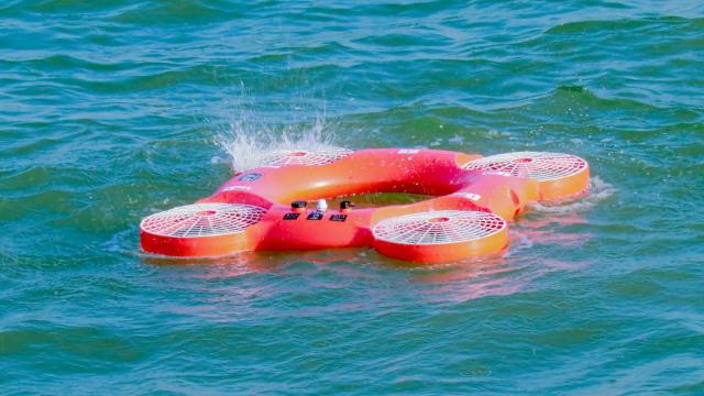 El dron híbrido TY-3R en el agua convertido en salvavidas.