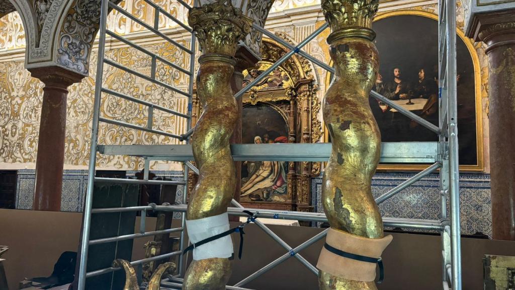 Columnas salomónicas del retablo mayor de Santa María la Blanca en restauración.