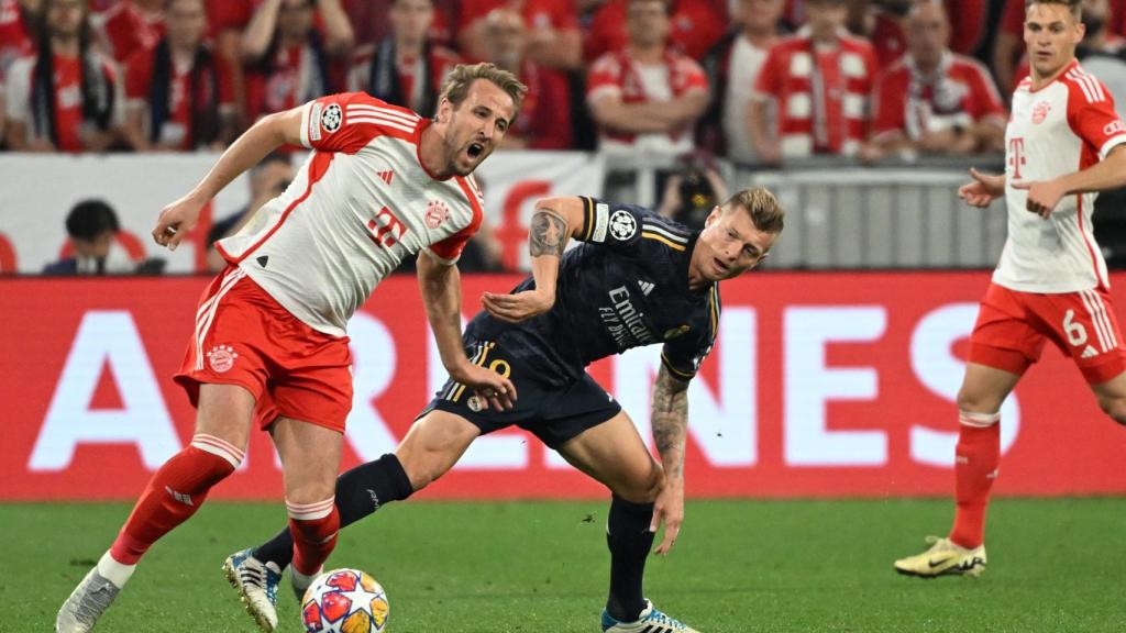 Toni Kroos trata de robar un balón a Harry Kane