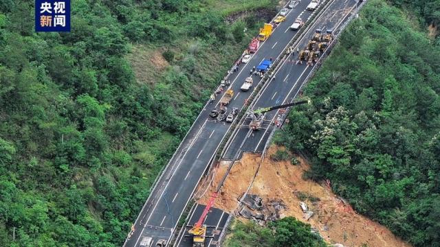 Imagen aérea de la autopista afectada por el derrumbe.