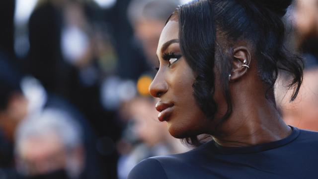 La cantante Aya Nakamura desfila en la alfombra roja del Festival de Cannes.