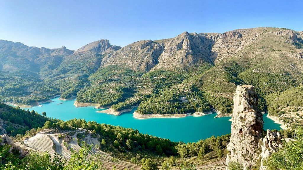 El embalse de Guadalest, desde el Castell.