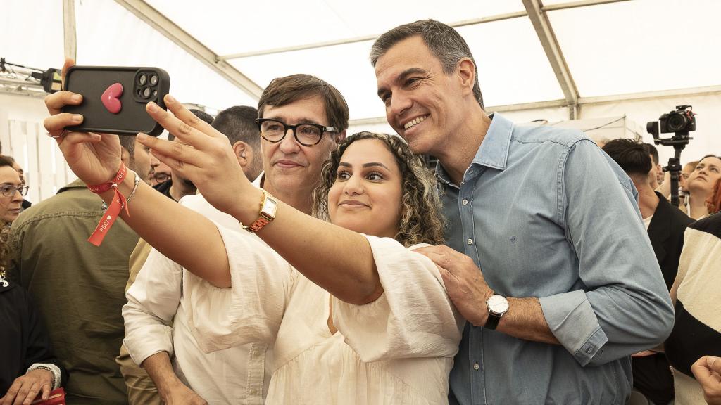 Pedro Sánchez junto a Salvador Illa, candidato del PSC, en la Feria de Abril de Barcelona .