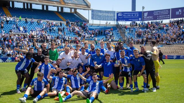 Los jugadores y cuerpo técnico celebran una  victoria en el Rico Pérez.