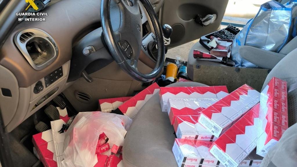 Las cajetillas de tabaco encontradas en el vehículo.