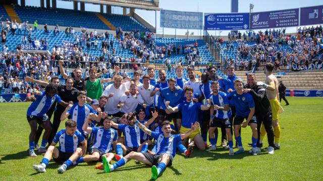 Los jugadores y cuerpo técnico celebran una  victoria en el Rico Pérez.