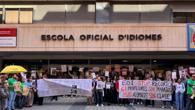 Concentración de profesorado de la EOI en Alicante frente a los recortes.
