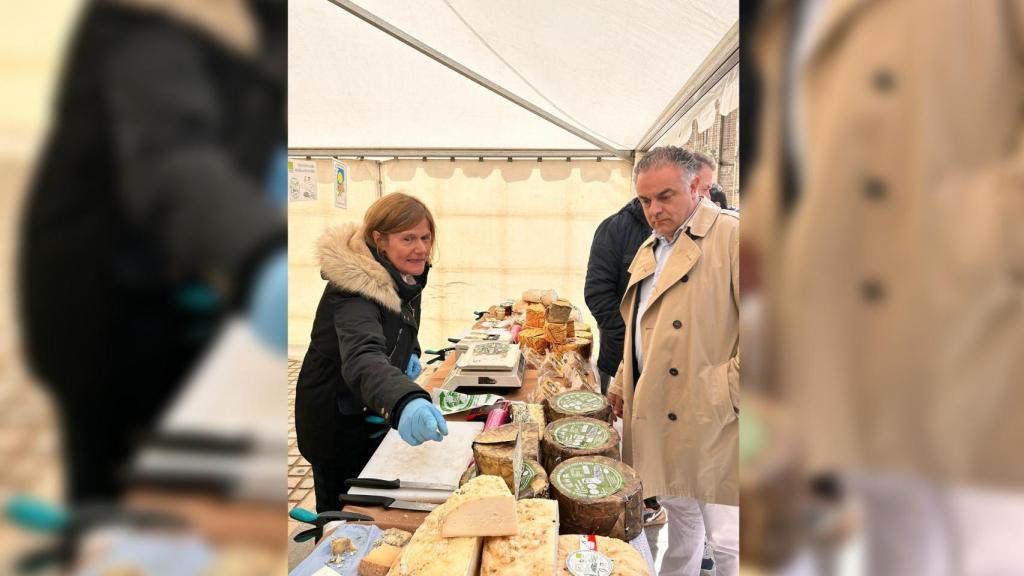 El alcalde de Astorga, José Luis Nieto, visita uno de los stand de la Feria del Queso