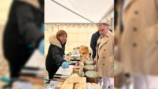 El alcalde de Astorga, José Luis Nieto, visita uno de los stand de la Feria del Queso