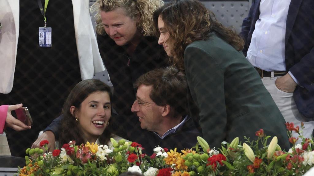 Los recién casados se mostraron muy cariñosos. A su lado se encontraba Isabel Díaz Ayuso.