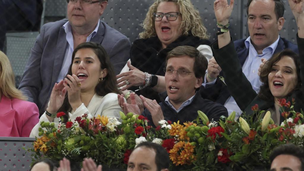 Teresa Urquijo y José Luis Martínez-Almeida aplaudiendo a Rafa Nadal.