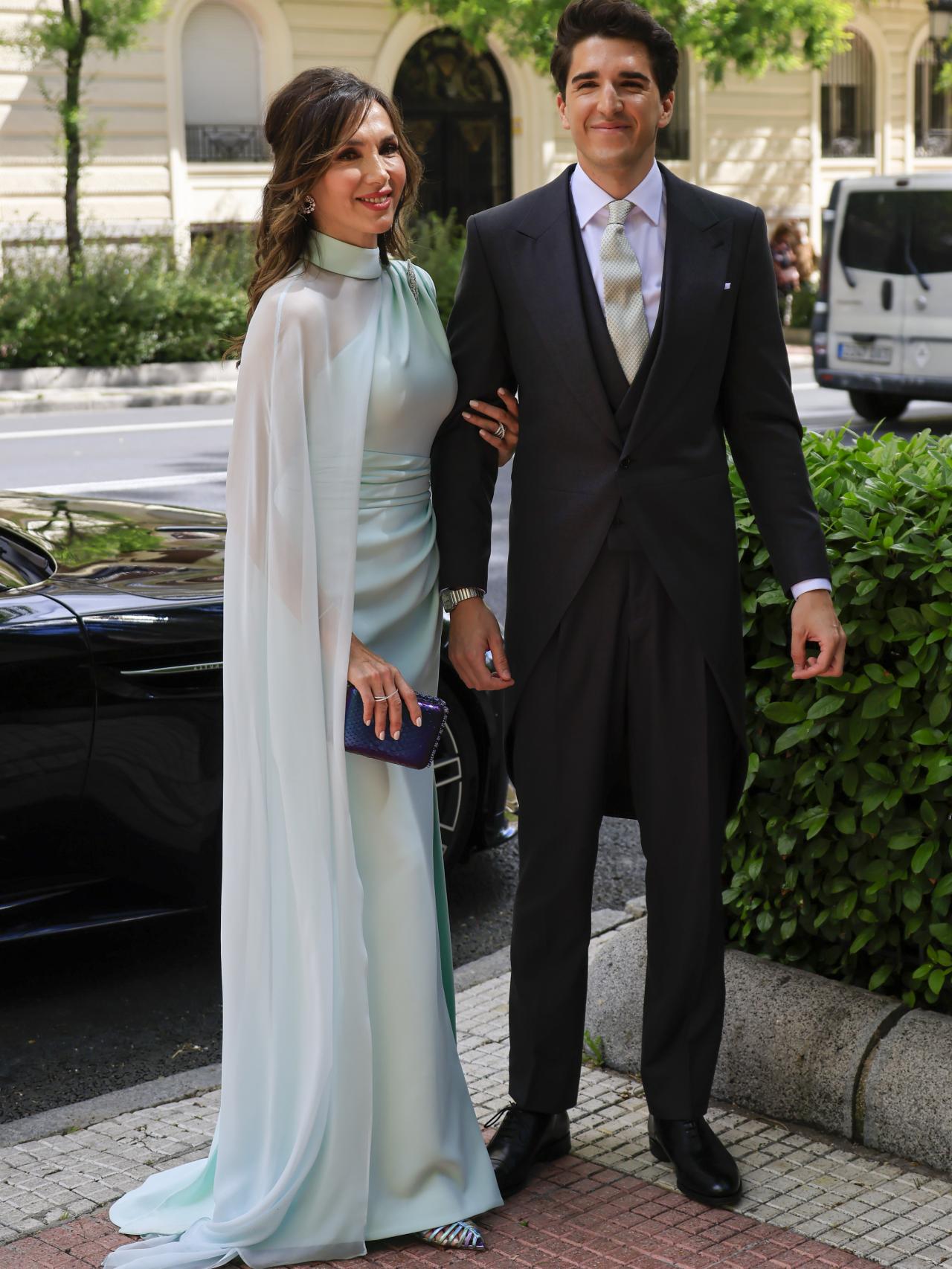 Paloma Lago junto a su hijo el día de su boda.