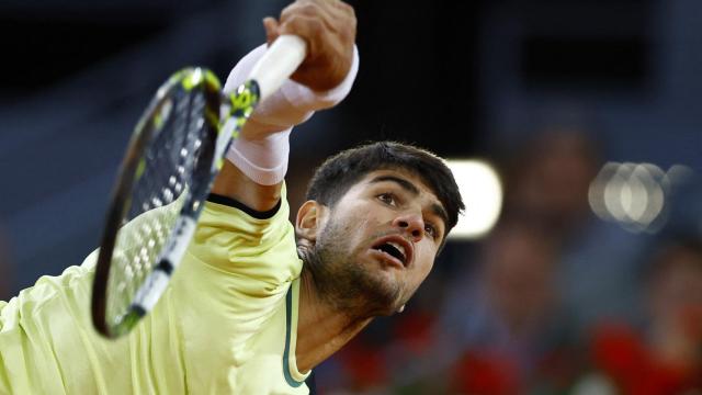 Carlos Alcaraz realiza un servicio durante el Mutua Madrid Open.