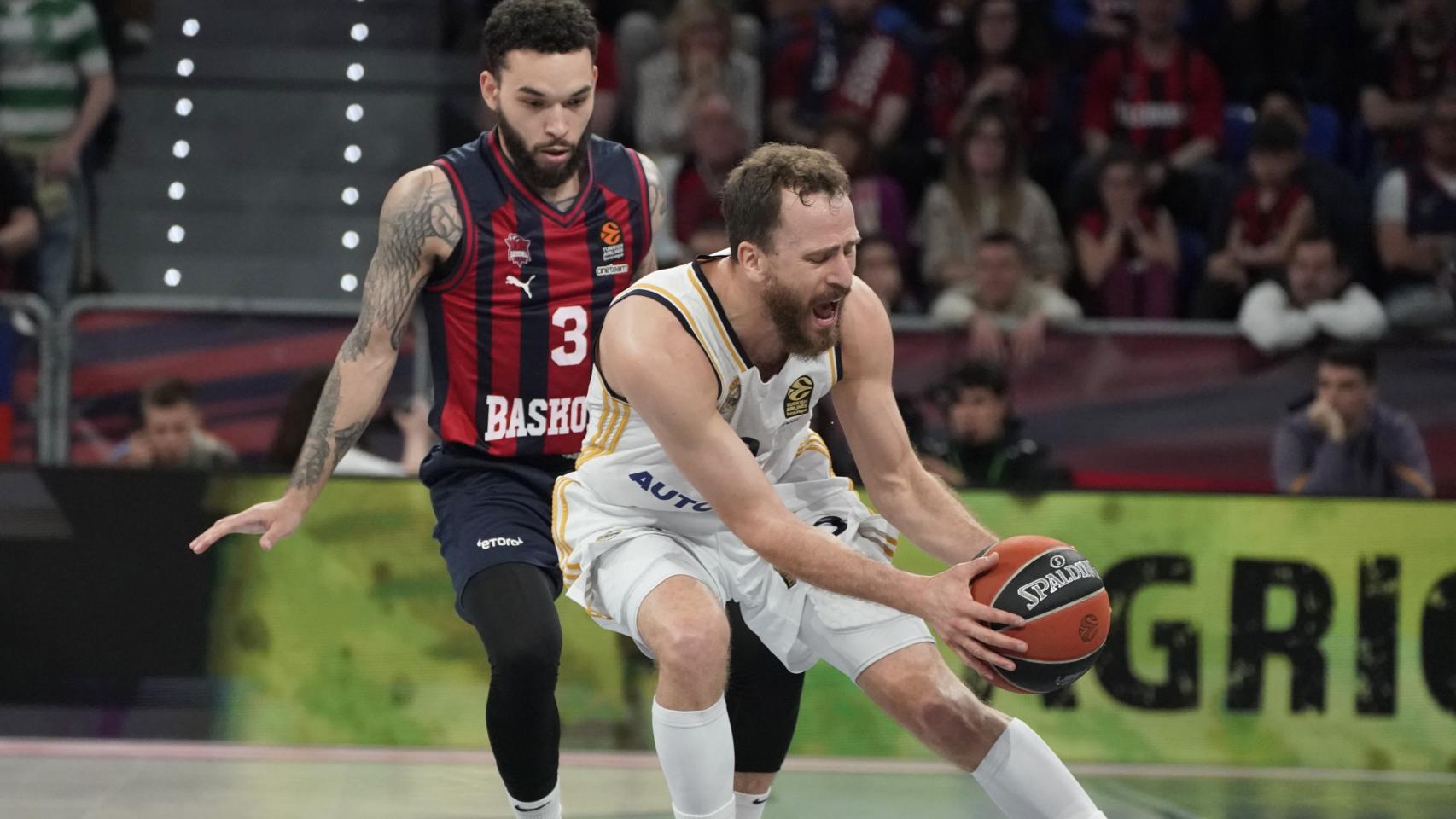 El base del Real Madrid Sergio Rodríguez (d) controla el balón presionado por Chris Chiozza, del Baskonia.30d91a9ff425392740