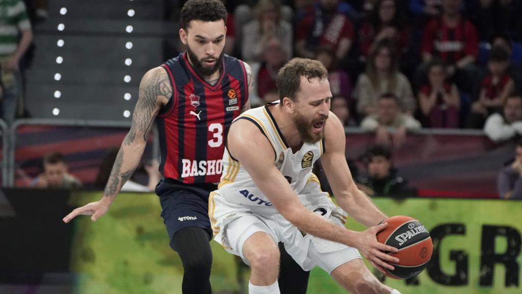 El base del Real Madrid Sergio Rodríguez (d) controla el balón presionado por Chris Chiozza, del Baskonia.30d91a9ff425392740