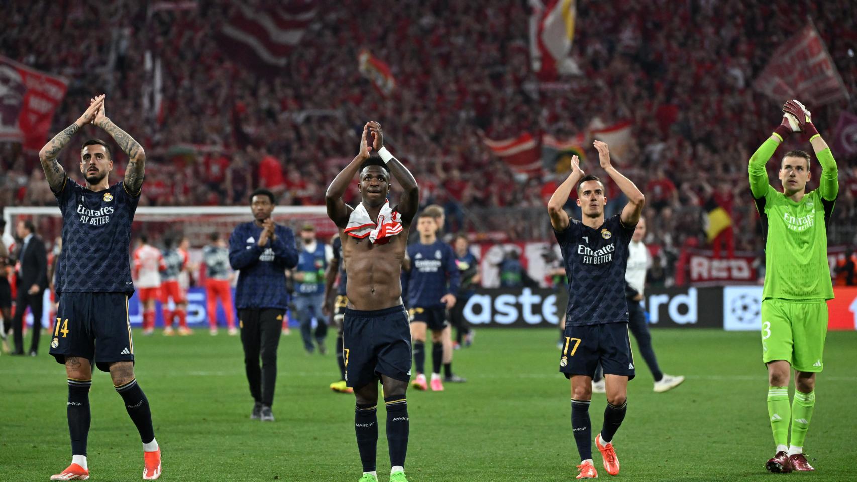 Los jugadores del Real Madrid aplauden tras el partido.