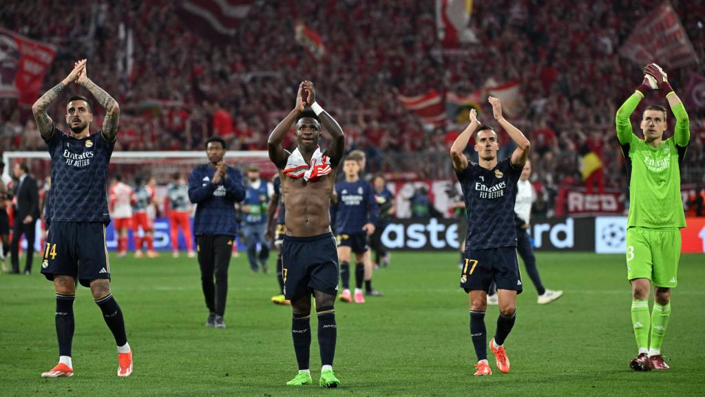 Los jugadores del Real Madrid aplauden tras el partido.