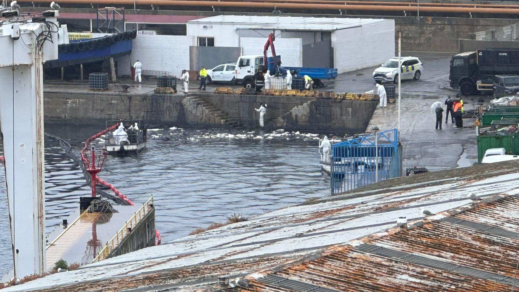 Vertido de fueloil en el puerto de Ceuta.