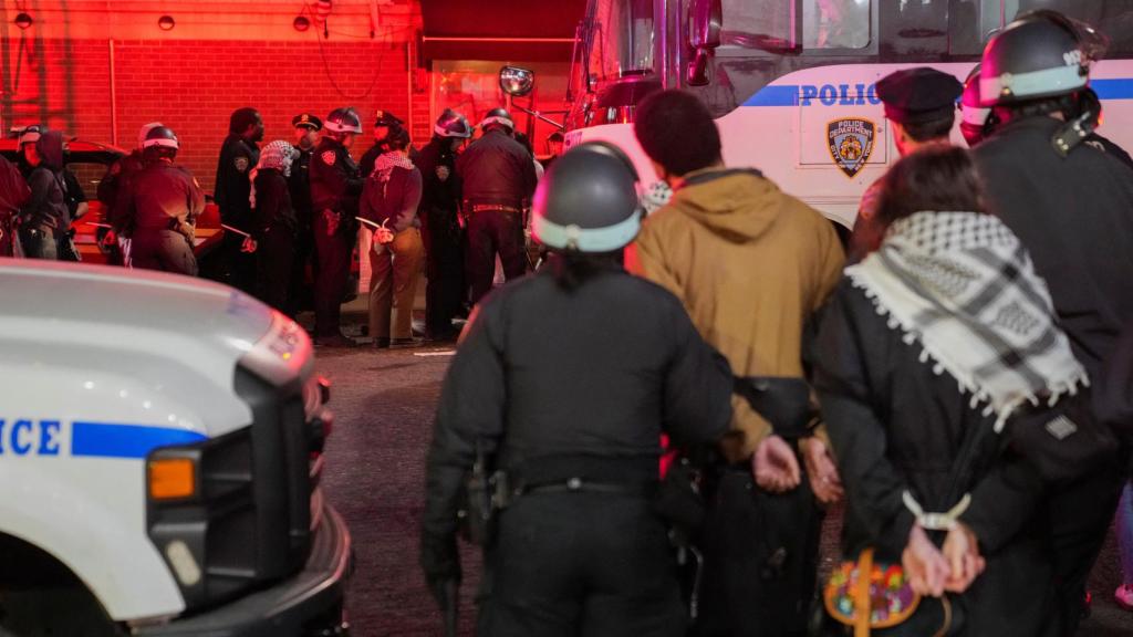 La Policía arresta a algunos de los estudiantes propalestinos que habían ocupado un edificio de Columbia.