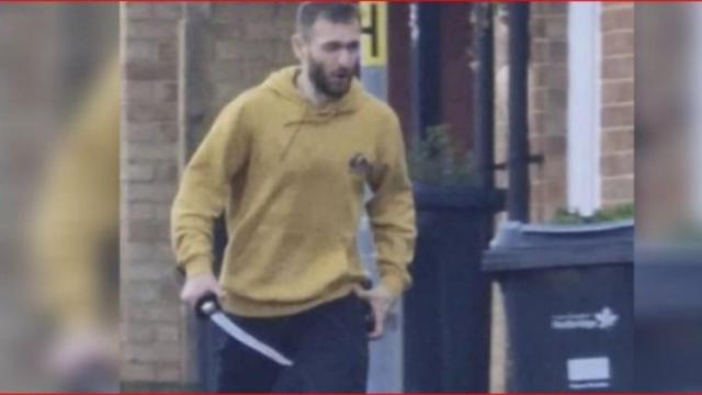 Imagen del atacante con una espada en la mano.