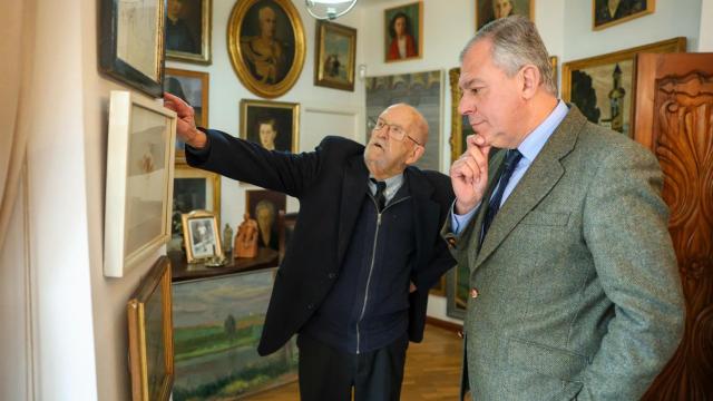 El alcalde de Sevilla, junto al pintor José Luis Mauri en su estudio.