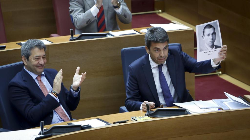 Carlos Mazón exhibe el retrato de Miguel Hernández junto a Vicente Barrera, su vicepresidente de Vox. José Cuéllar / Corts Valencianes