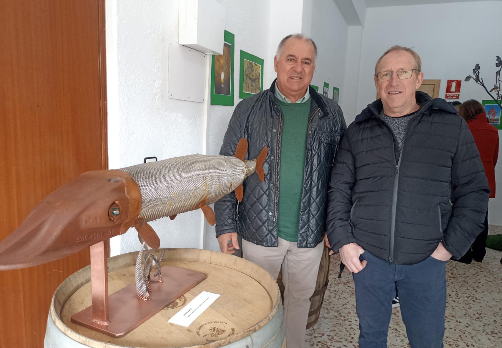 El alcalde de Villarino, Julián Martín, y el artista del metal José 'Rubio', en la exposición de Barruecopardo