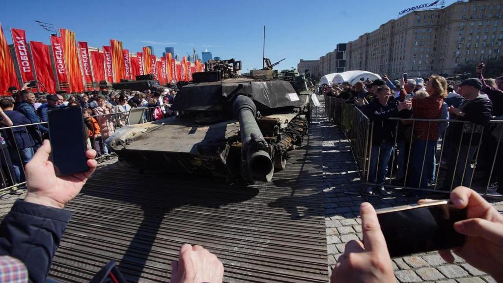 Tanque M1A1 Abrams derribado y expuesto en el evento.