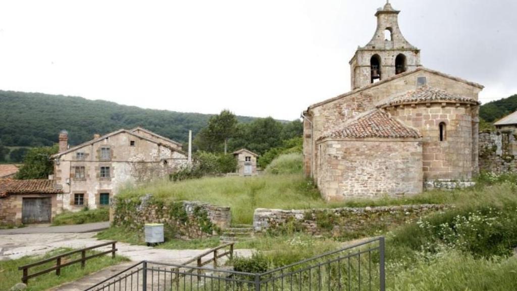 La iglesia de San Martín Obispo y el río Camesa.
