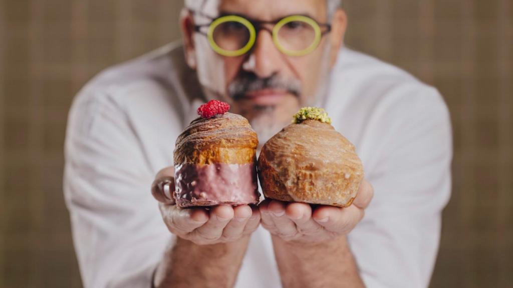Manu Jara con sus dulces.