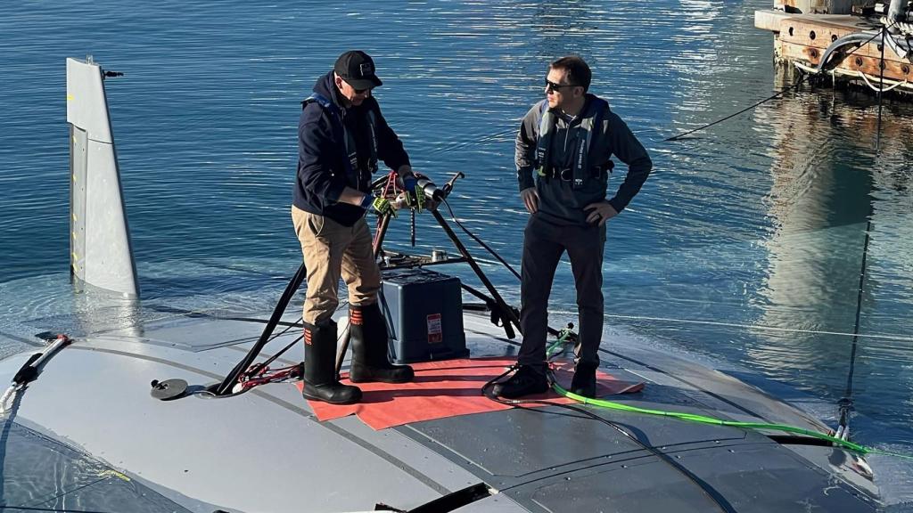 El director del progrma DARPA Kyle Woerner junto a un miembro de Northrop Grumman sobre el Manta Ray.