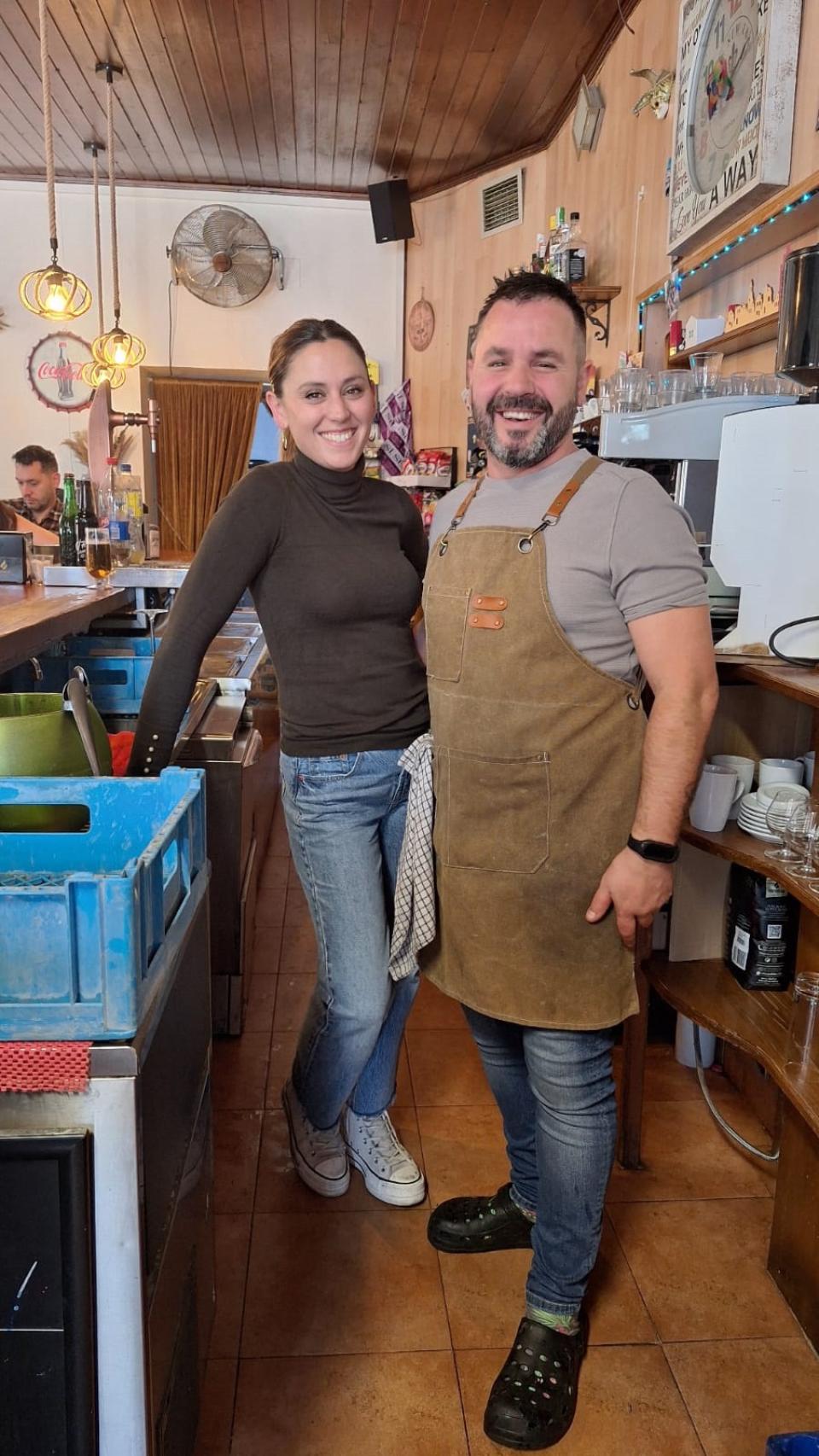 La pareja en el bar de Peñaflor de Hornija