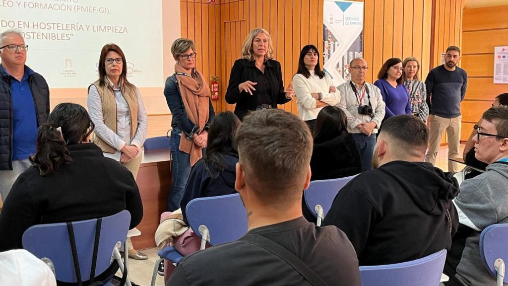 La concejal de Empleo, Mercedes Bernabé (centro), presenta el nuevo Programa Mixto de Empleo y Formación.