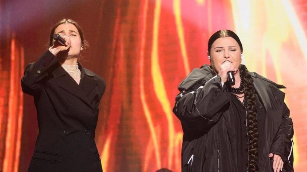 Alyona Alyona y Jerry Heil cantando 'Teresa & Maria'.